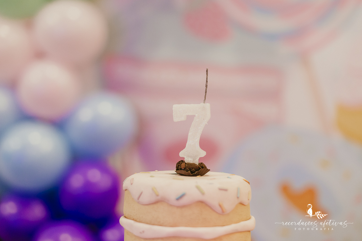 Detalhes da mesa principal do aniversário infantil tema doces no Buffet Planeta Kids.