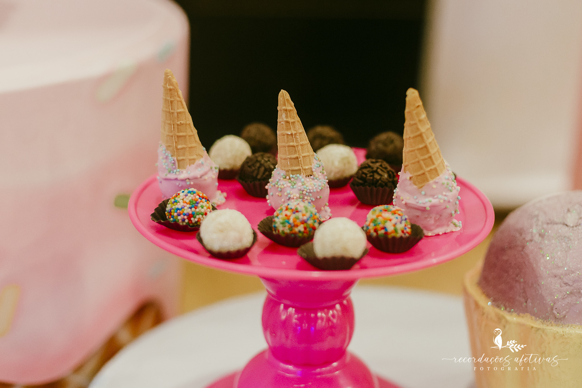 Decoração colorida da festa infantil tema doces, pensada em cada detalhe.