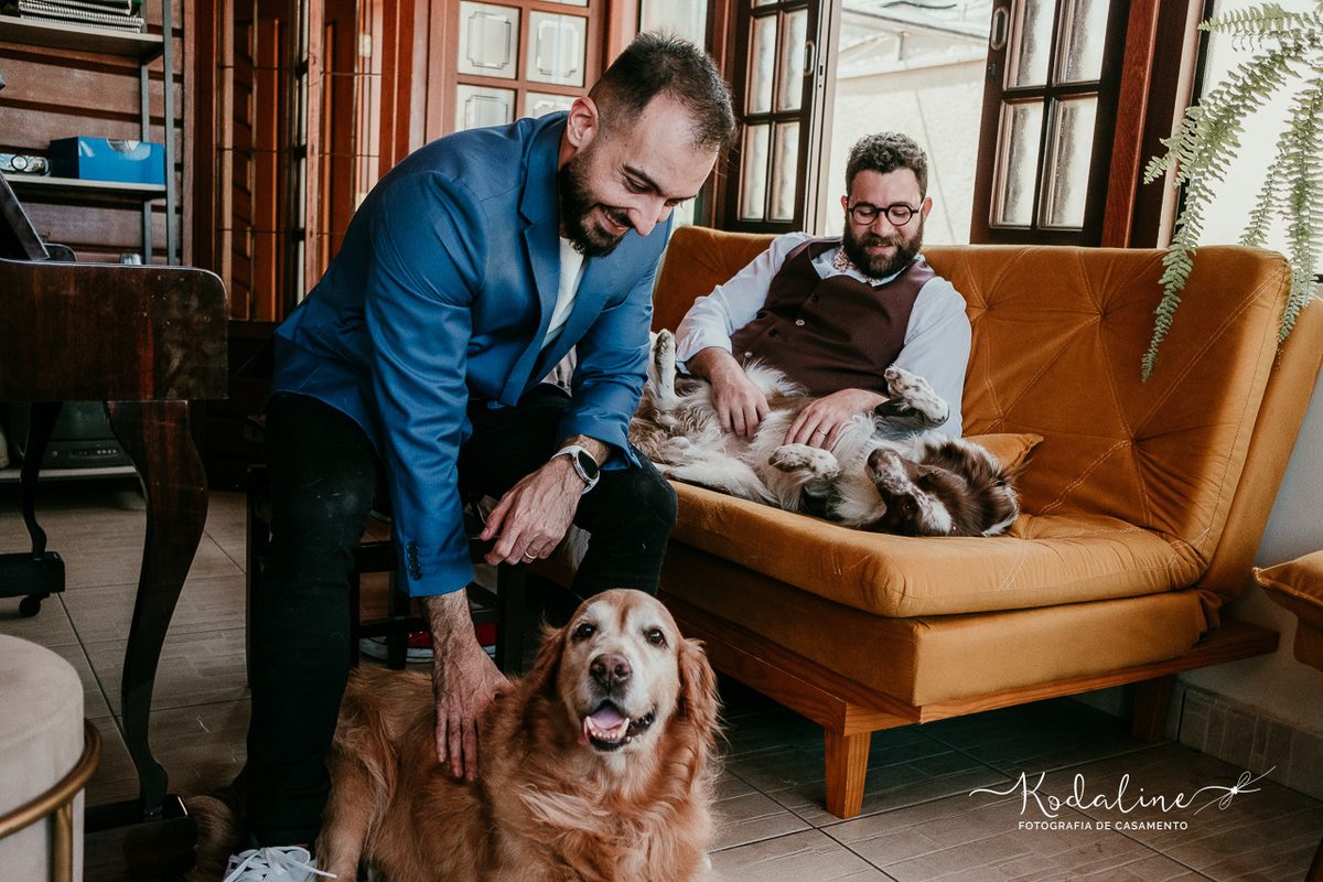 família completa com suas filhas de quatro patas