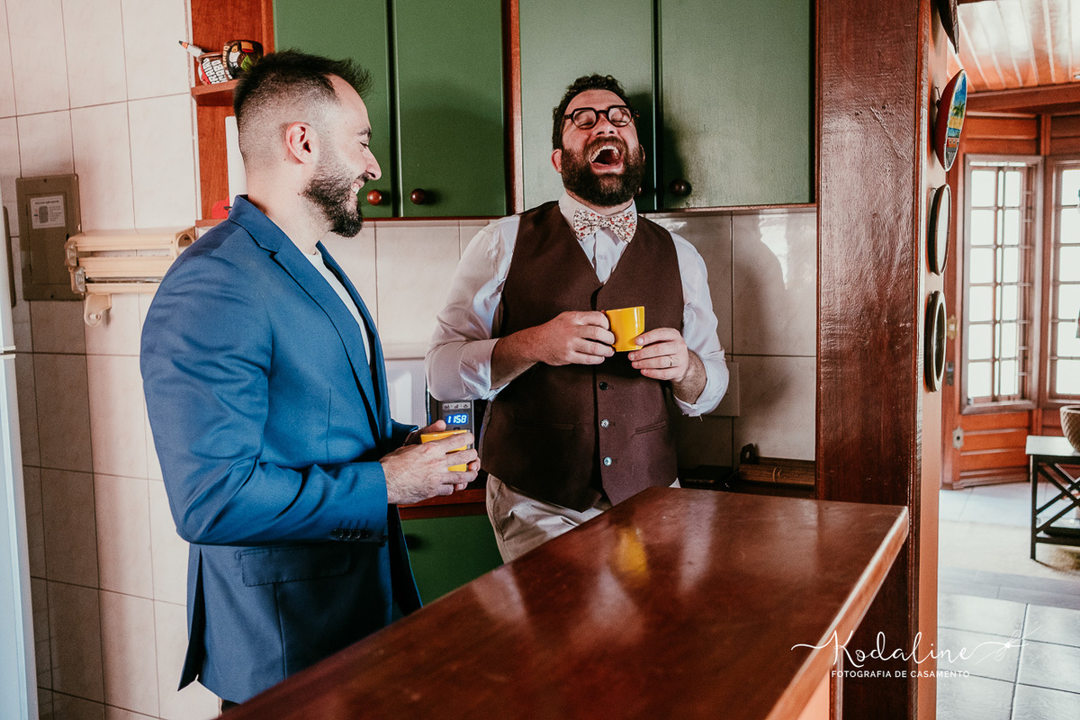 casal em momento espontâneo dentro de casa