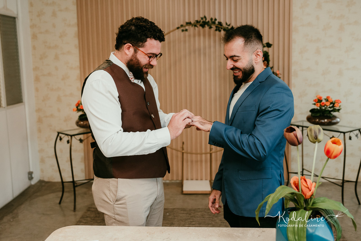 casal celebrando união com leveza