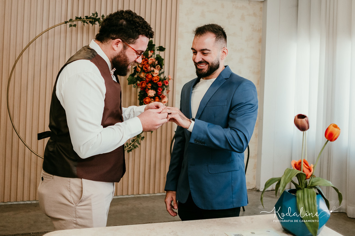 casal oficializando união no civil