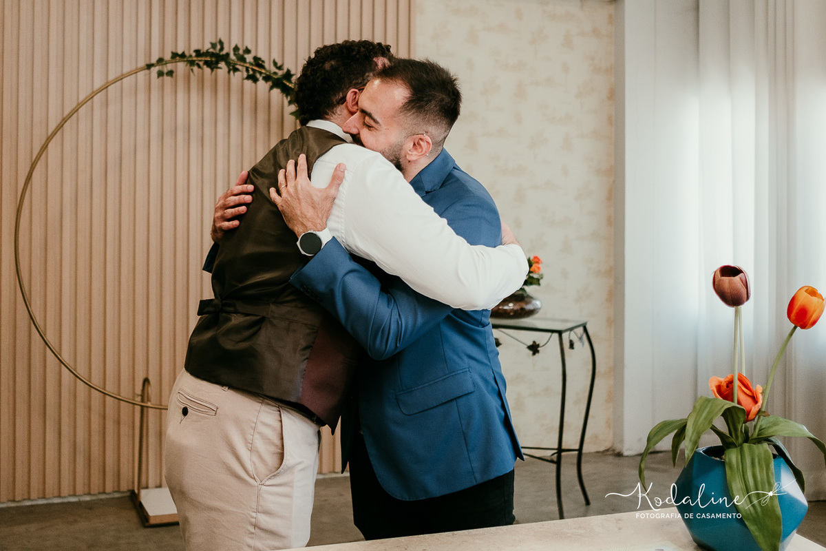 casal vivendo o momento no cartório