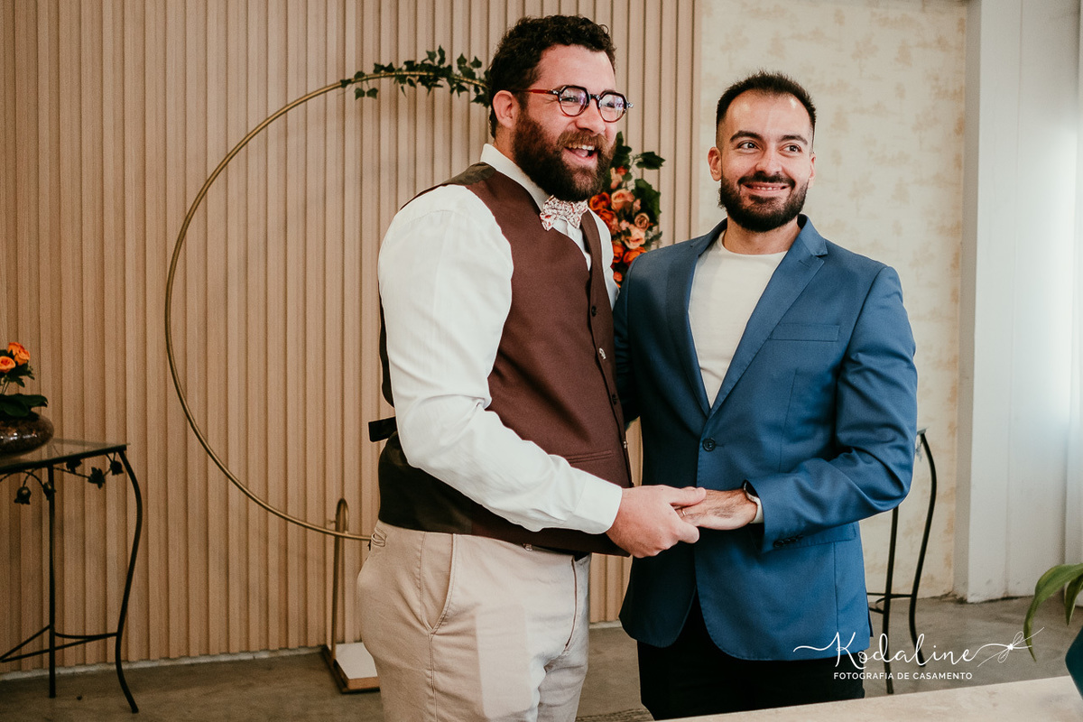 olhar apaixonado durante o casamento civil