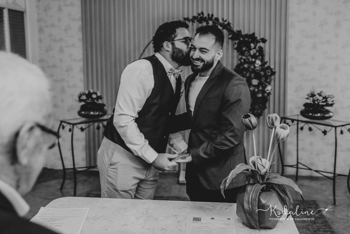 casal celebrando união no cartório