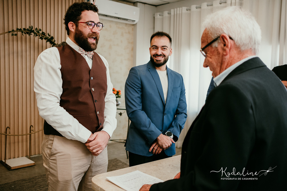 casal durante cerimônia civil no cartório