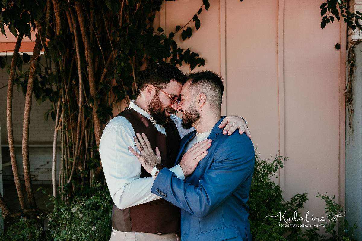 casal vivendo o presente em um café charmoso