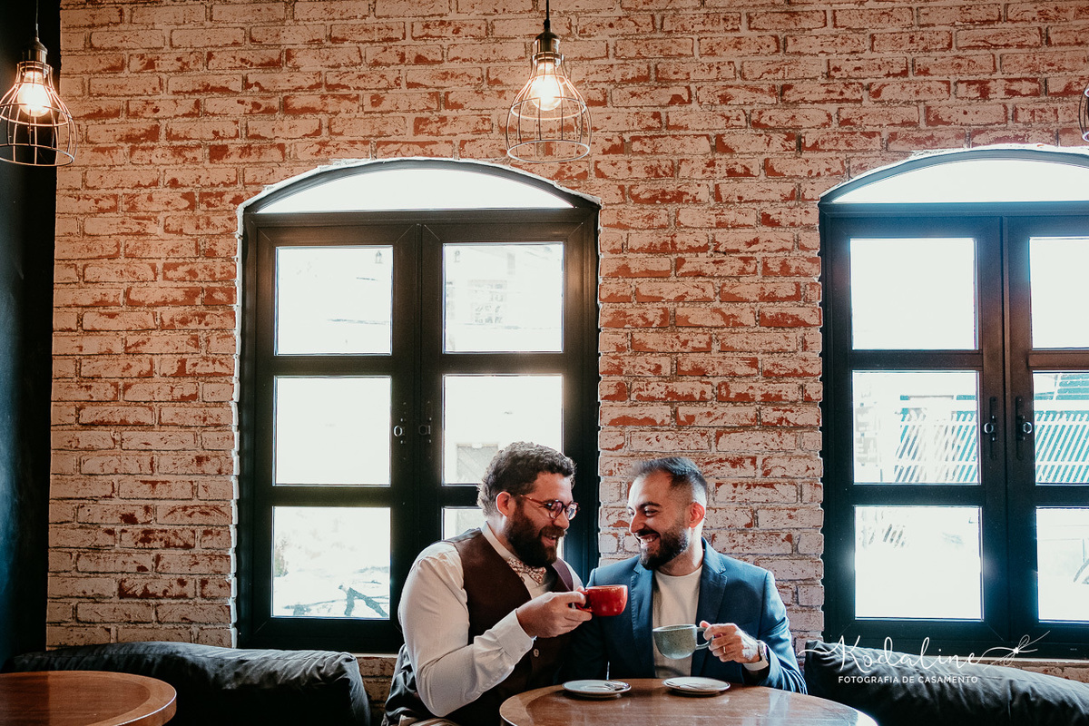 casal em momento espontâneo no café