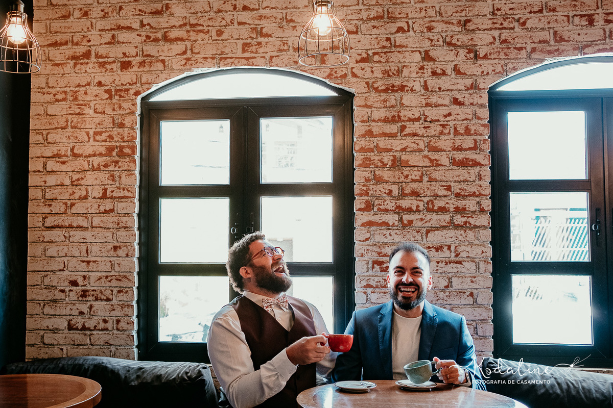 risadas leves durante ensaio no café