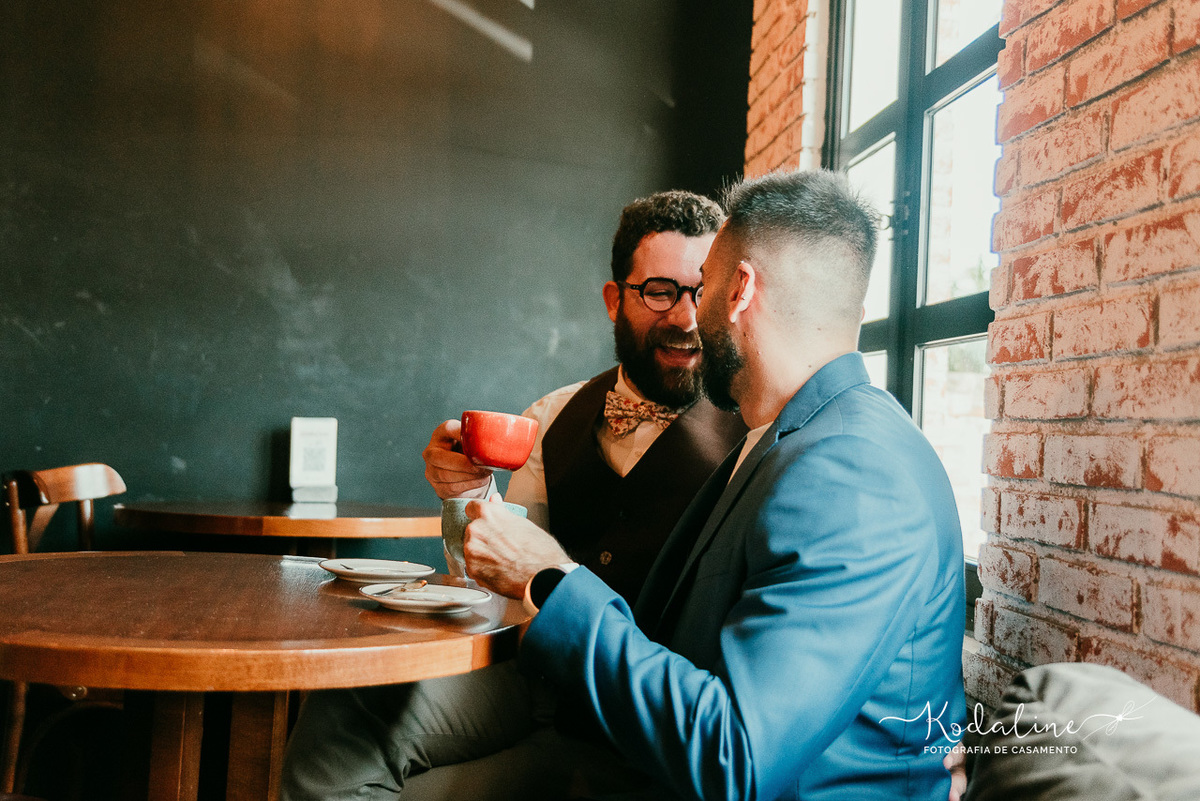 fotografia espontânea de casal em café