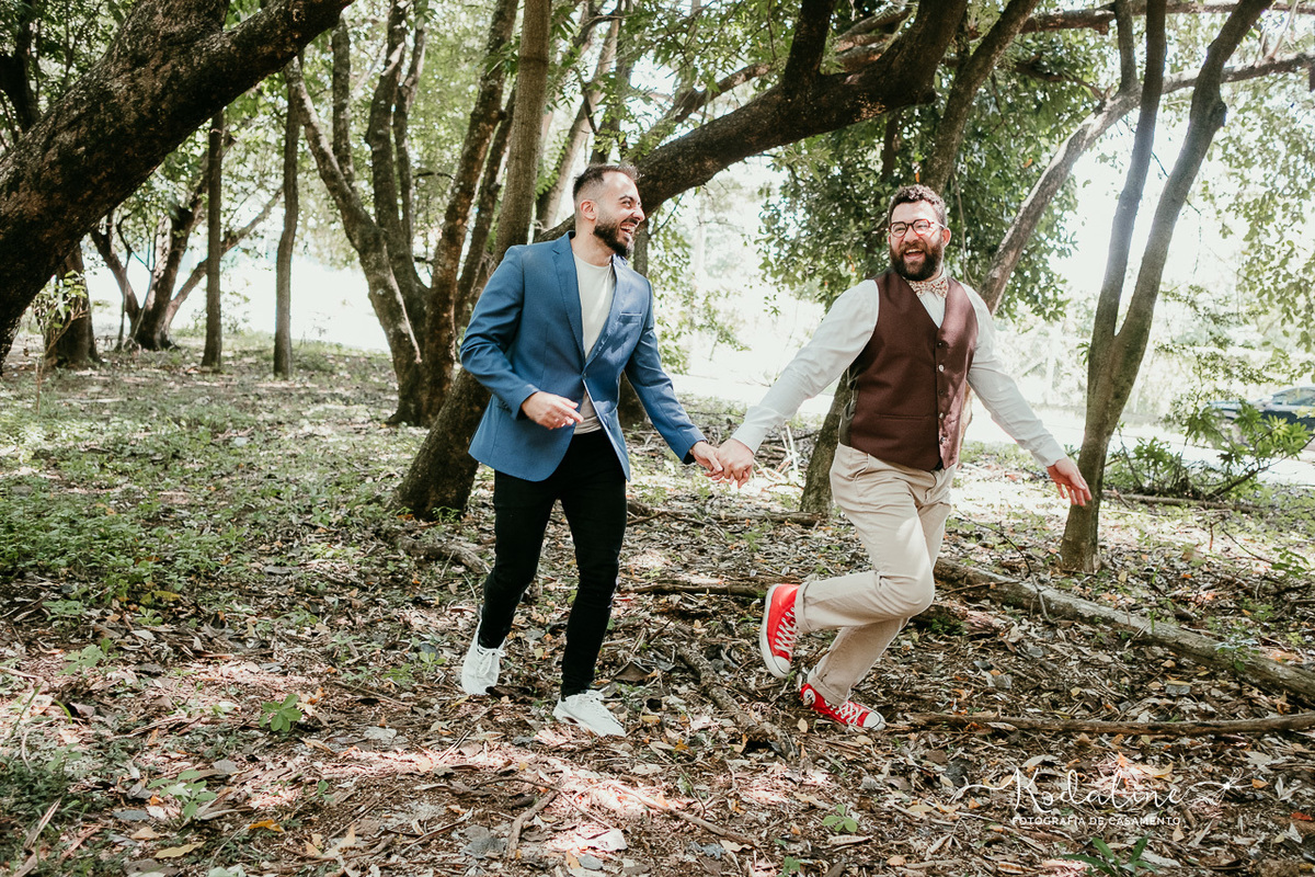 casal caminhando em meio ao verde