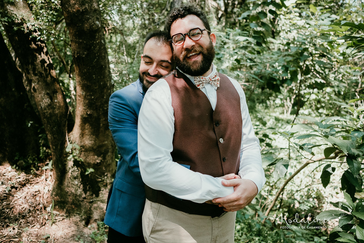 casal em momento leve ao ar livre