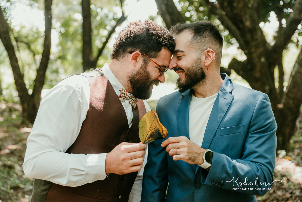 casal aproveitando o tempo juntos na praça