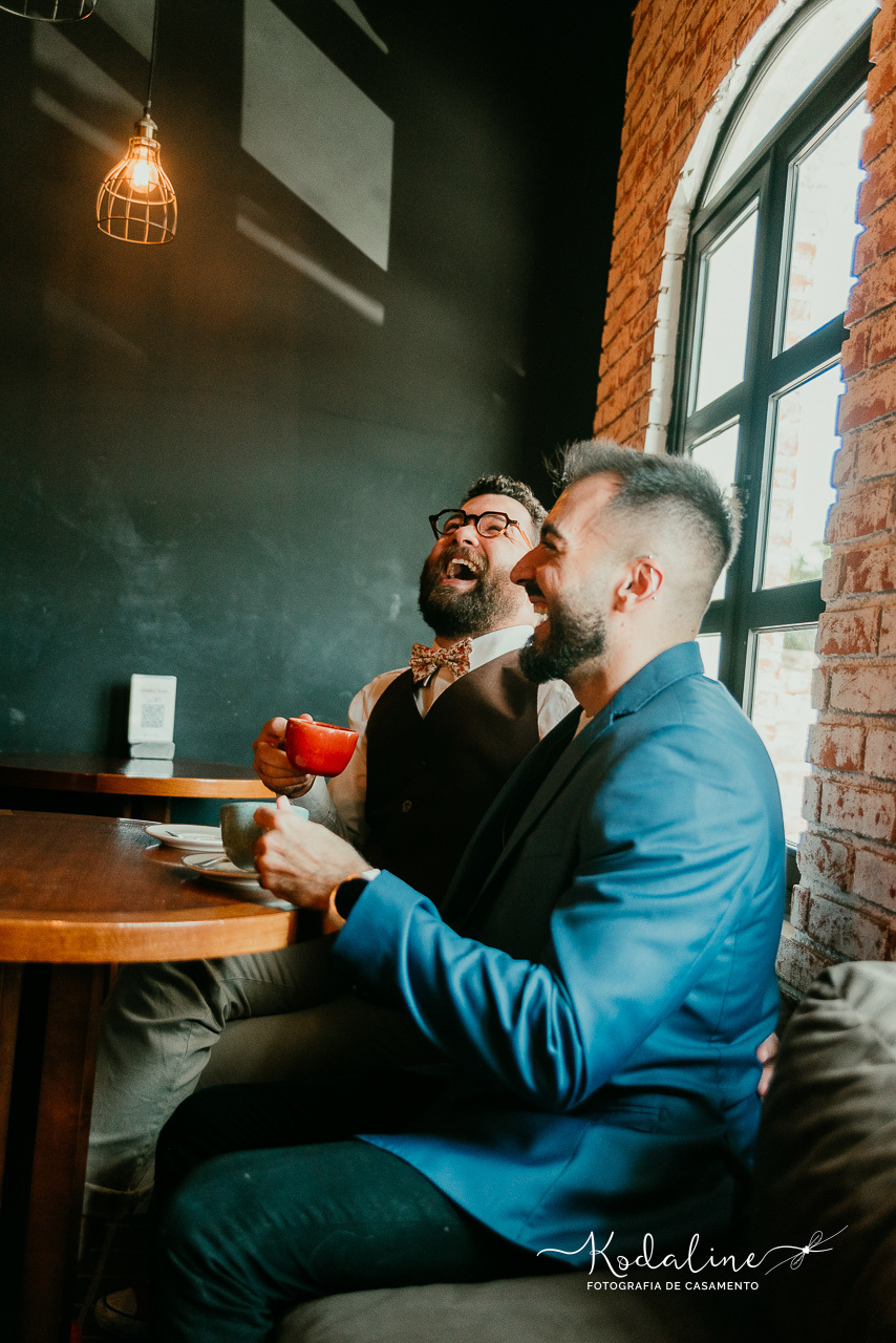 conexão do casal em um café aconchegante