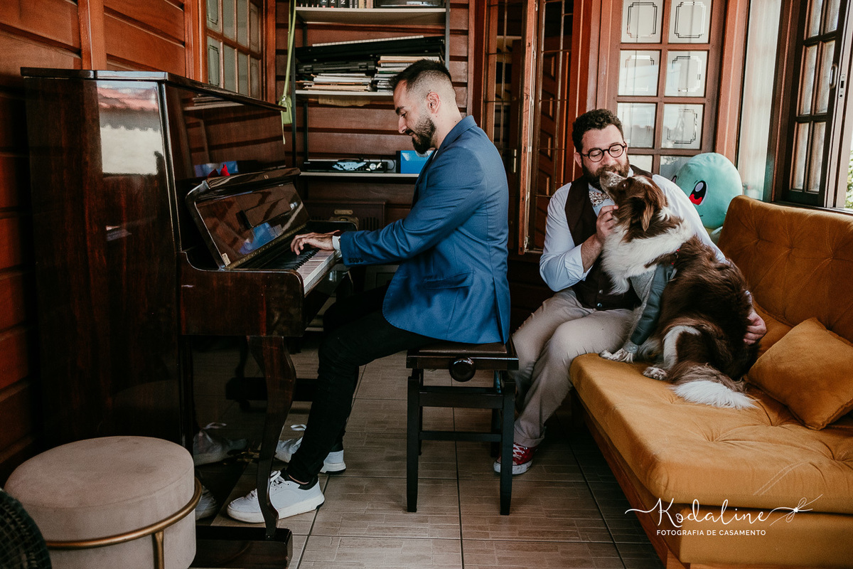 casal com suas cachorras em casa