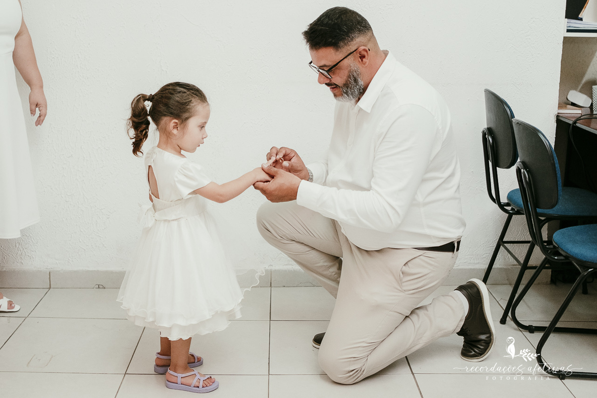 Noivo entregando aliança para a filha durante casamento civil em São Roque