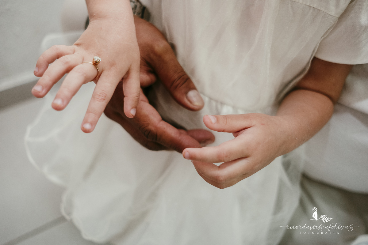 Detalhe das alianças durante casamento civil
