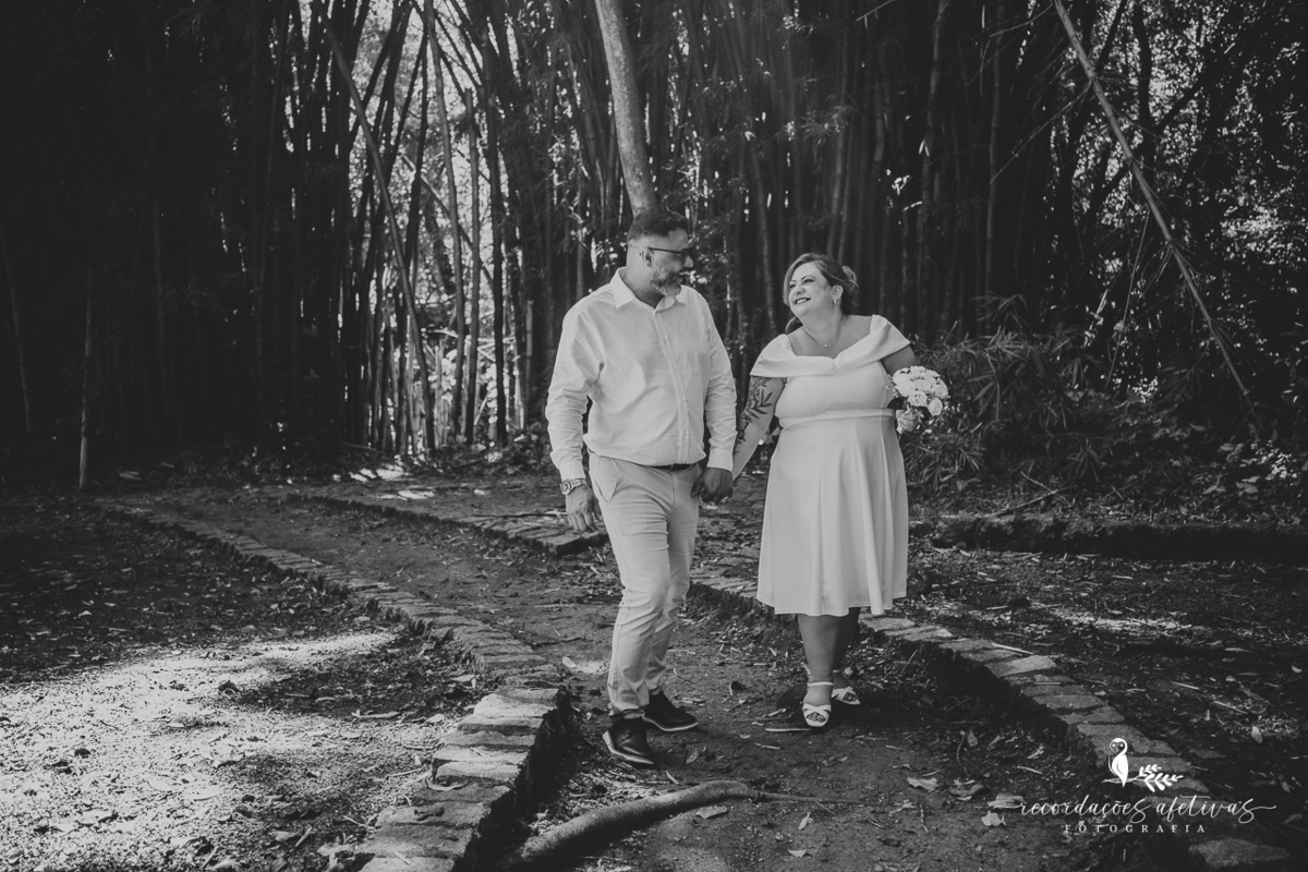 Casal caminhando na Brasital após cerimônia