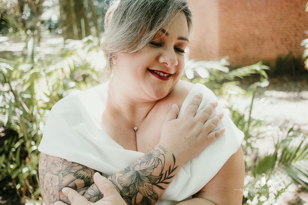 Noiva linda e feliz após o casamento