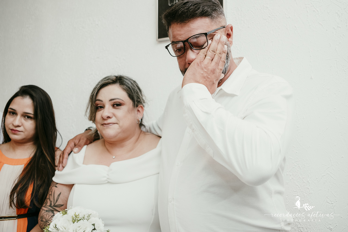 Noivos emocionados durante cerimônia civil em São Roque SP