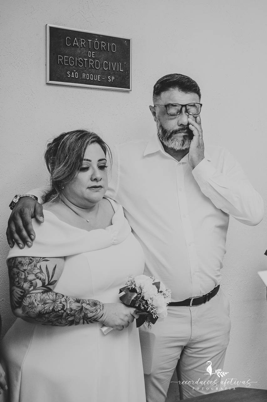 Noivos muito emocionados durante o casamento civil em São Roque 