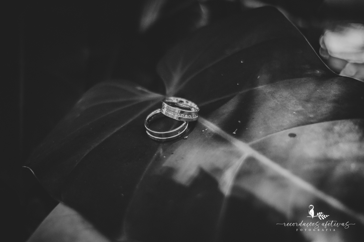 Foto criativa das alianças de casamento