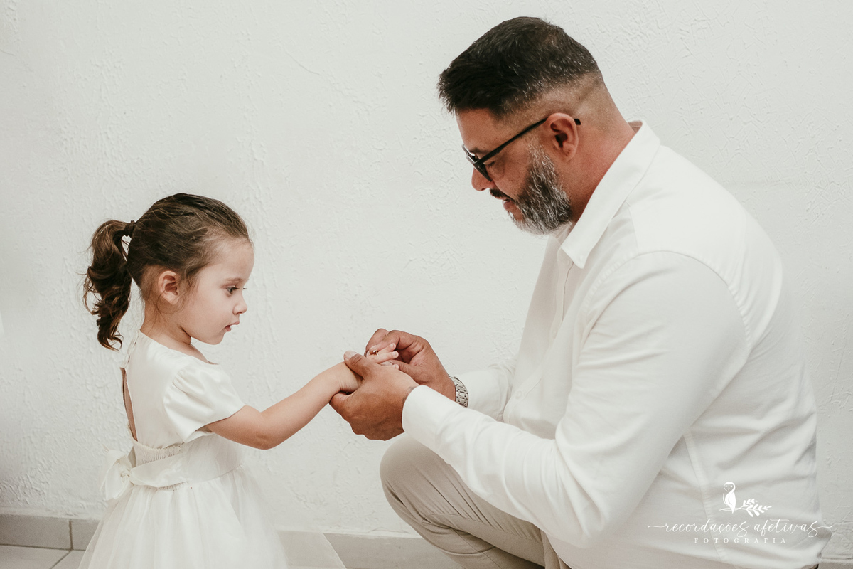 Pai entregando aliança para a filha no civil
