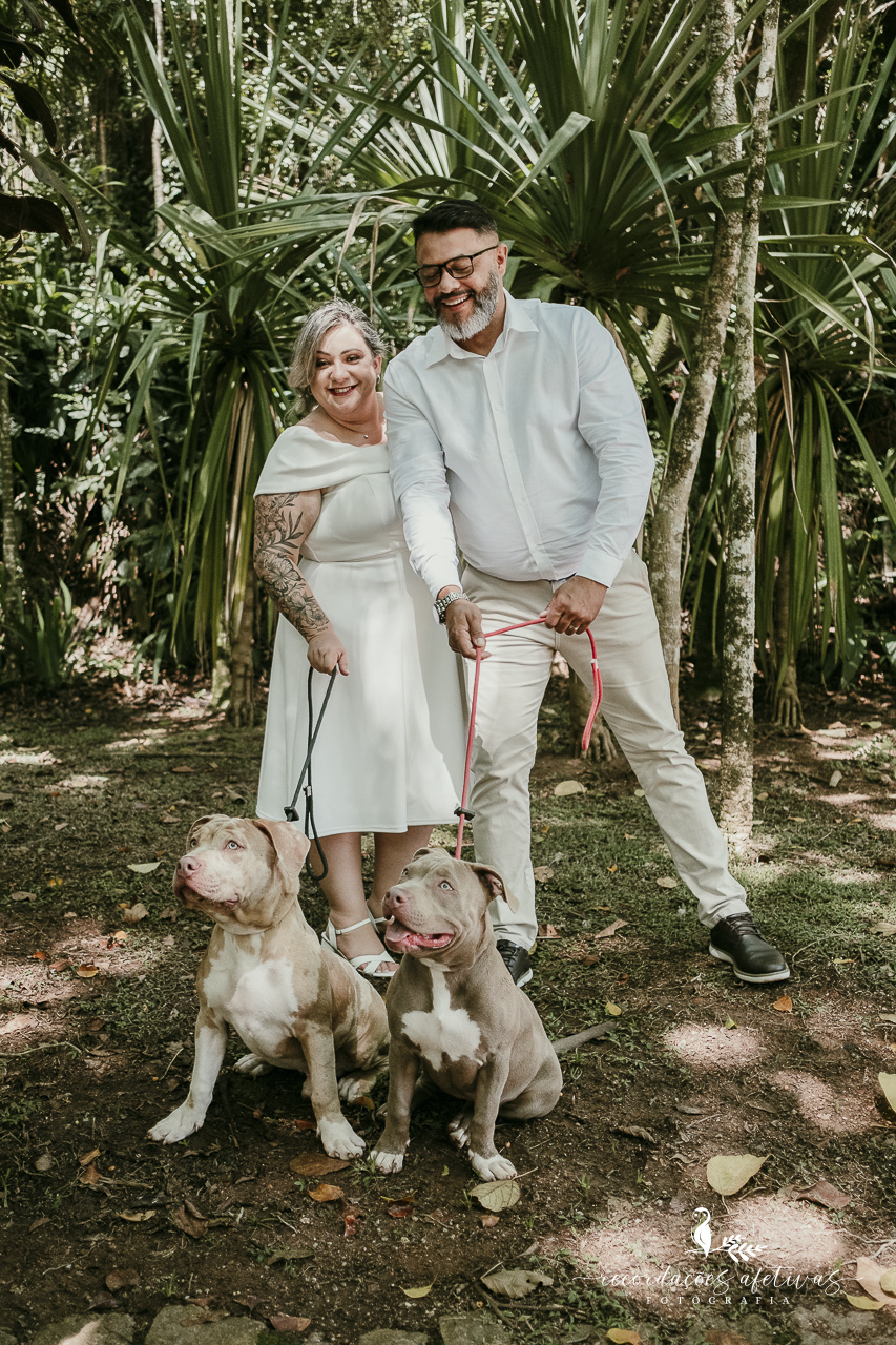 Casal com pets no ensaio de casamento