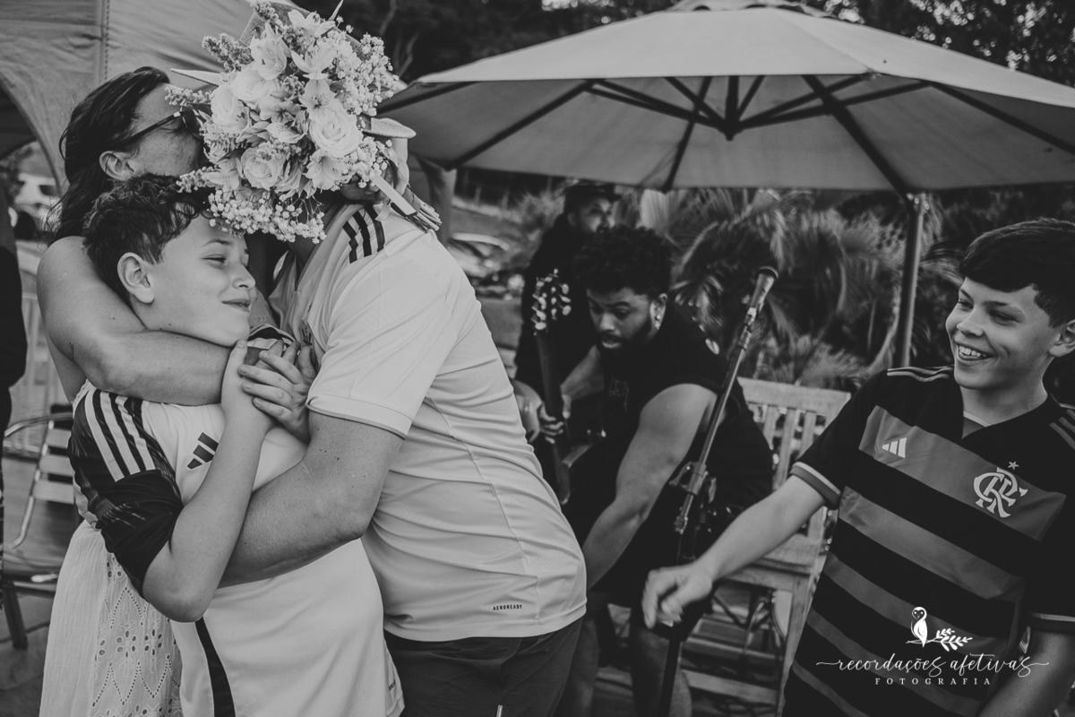 Abraços cheios de emoção durante casamento ao ar livre com familiares e amigos em Canguera SP