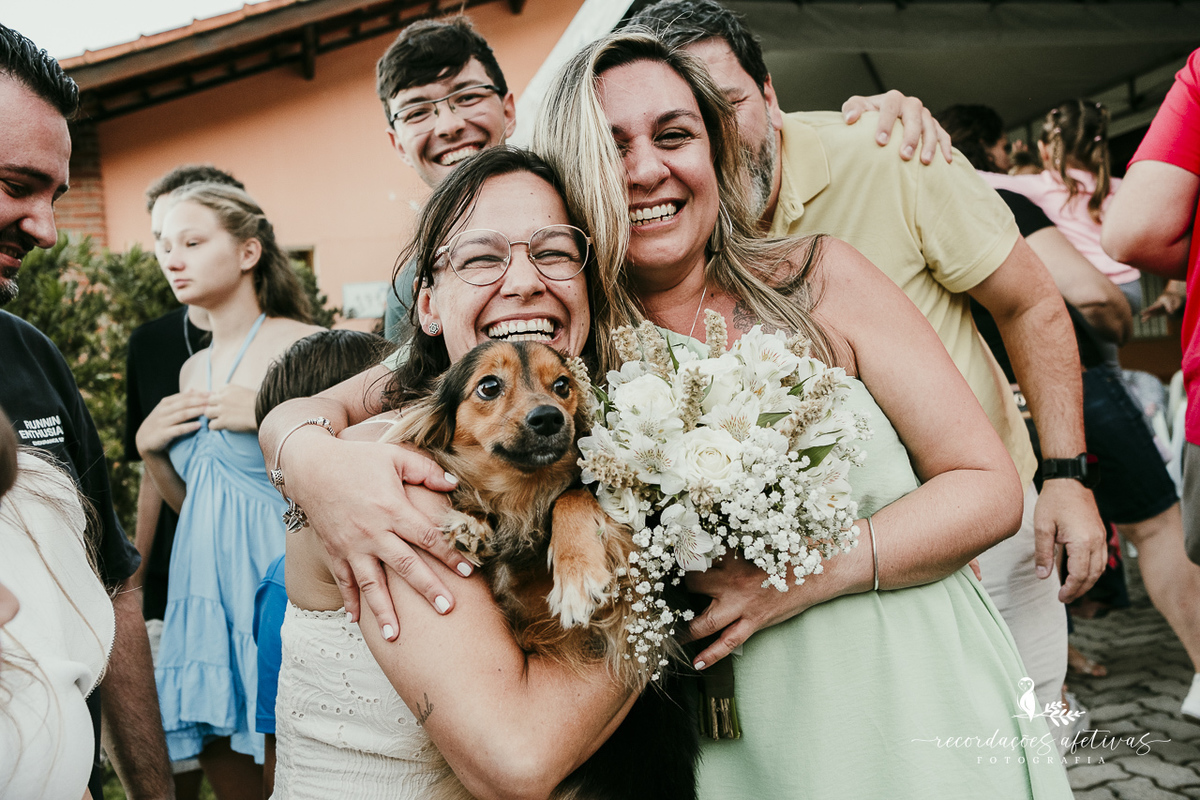 Casamento com cachorro participando da celebração e recebendo carinho dos convidados