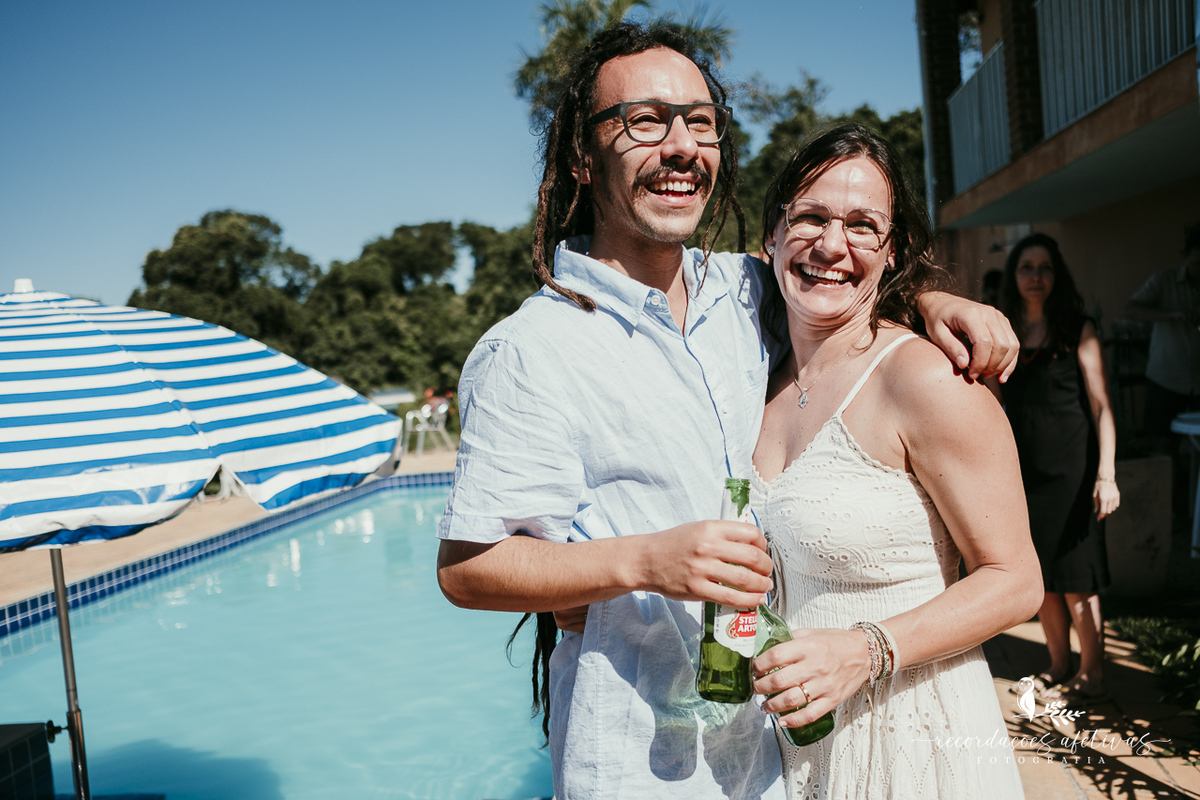 Casamento de Natalia e Vinicius em Canguera SP com decoração delicada na chácara Vila Costa e Góes em um dia ensolarado
