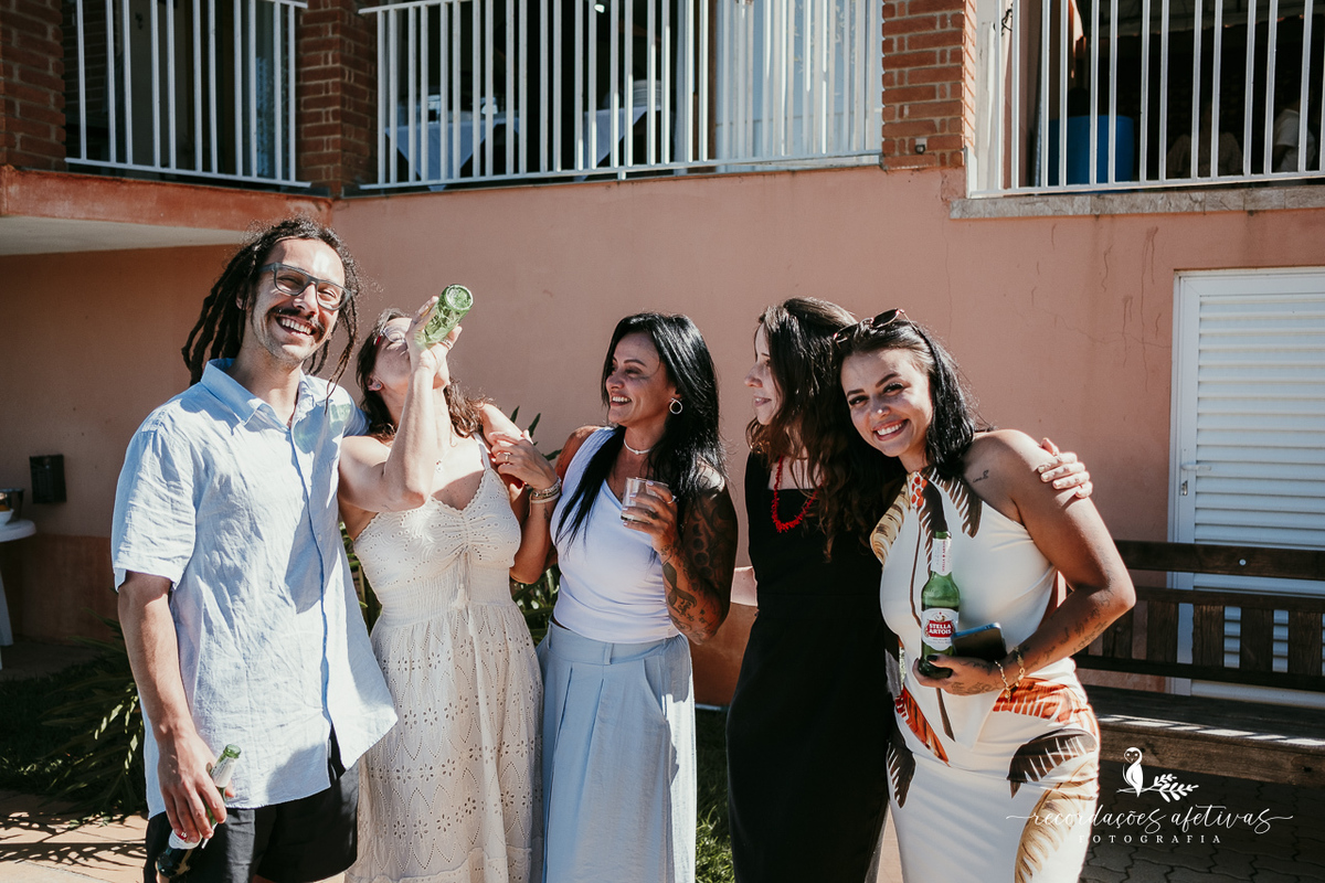 Amigos reunidos celebrando a união de Natalia e Vinicius com muita alegria e afeto