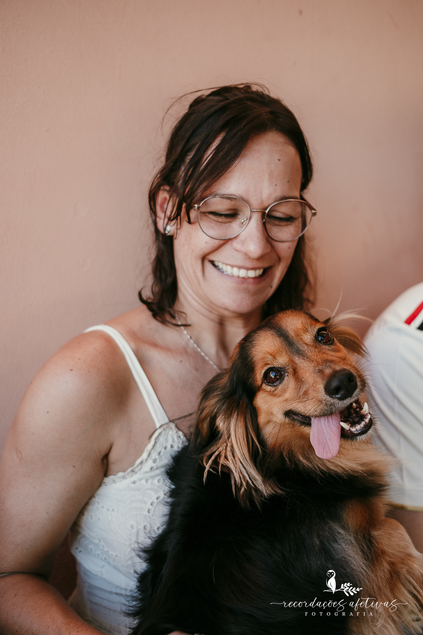 Lia, a cachorrinha do casal, recebendo colo e carinho durante o casamento em Canguera SP