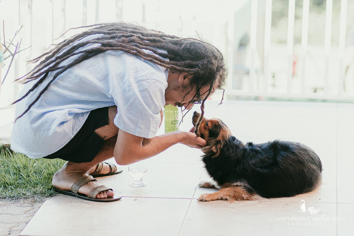 Homem brincando com o cachorro durante o casamento