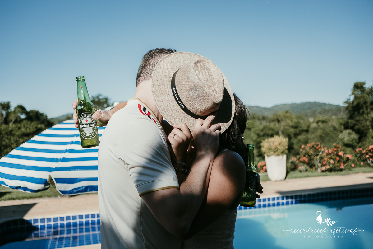 Casal Natalia e Vinicius trocando olhares sinceros durante a celebração de união em Canguera SP