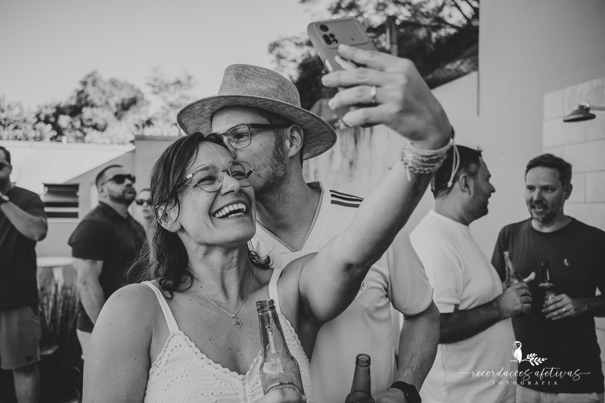 Noivos emocionados durante declarações de amor na celebração de casamento ao ar livre