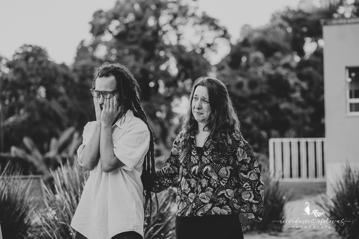 Lágrimas de alegria durante casamento intimista com família reunida em Canguera SP