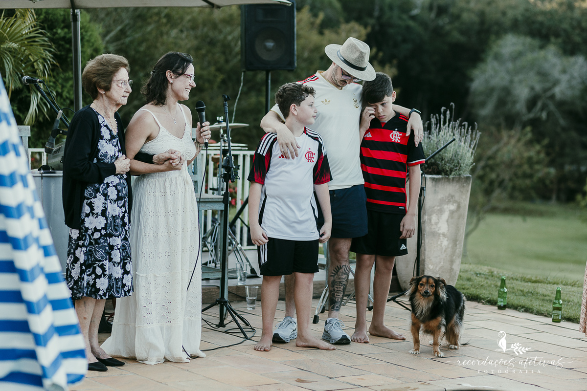 Cerimônia de bênção do casal com todos de mãos dadas em volta da piscina na chácara Vila Costa e Góes
