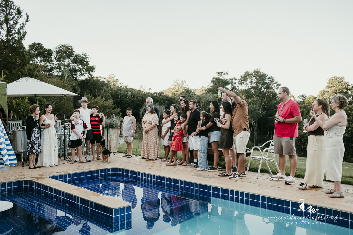 Final de tarde com luz natural iluminando o casamento de Natalia e Vinicius em Canguera SP