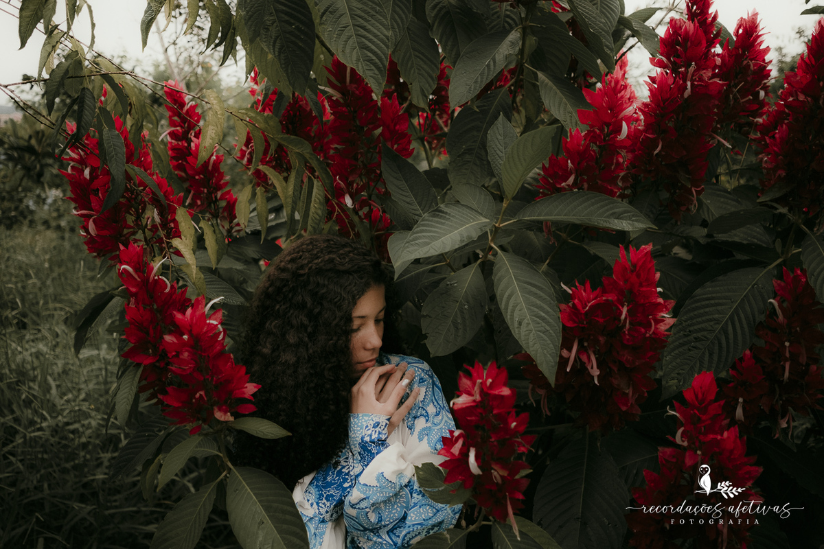 Fotografia feminina elegante com luz dourada natural.