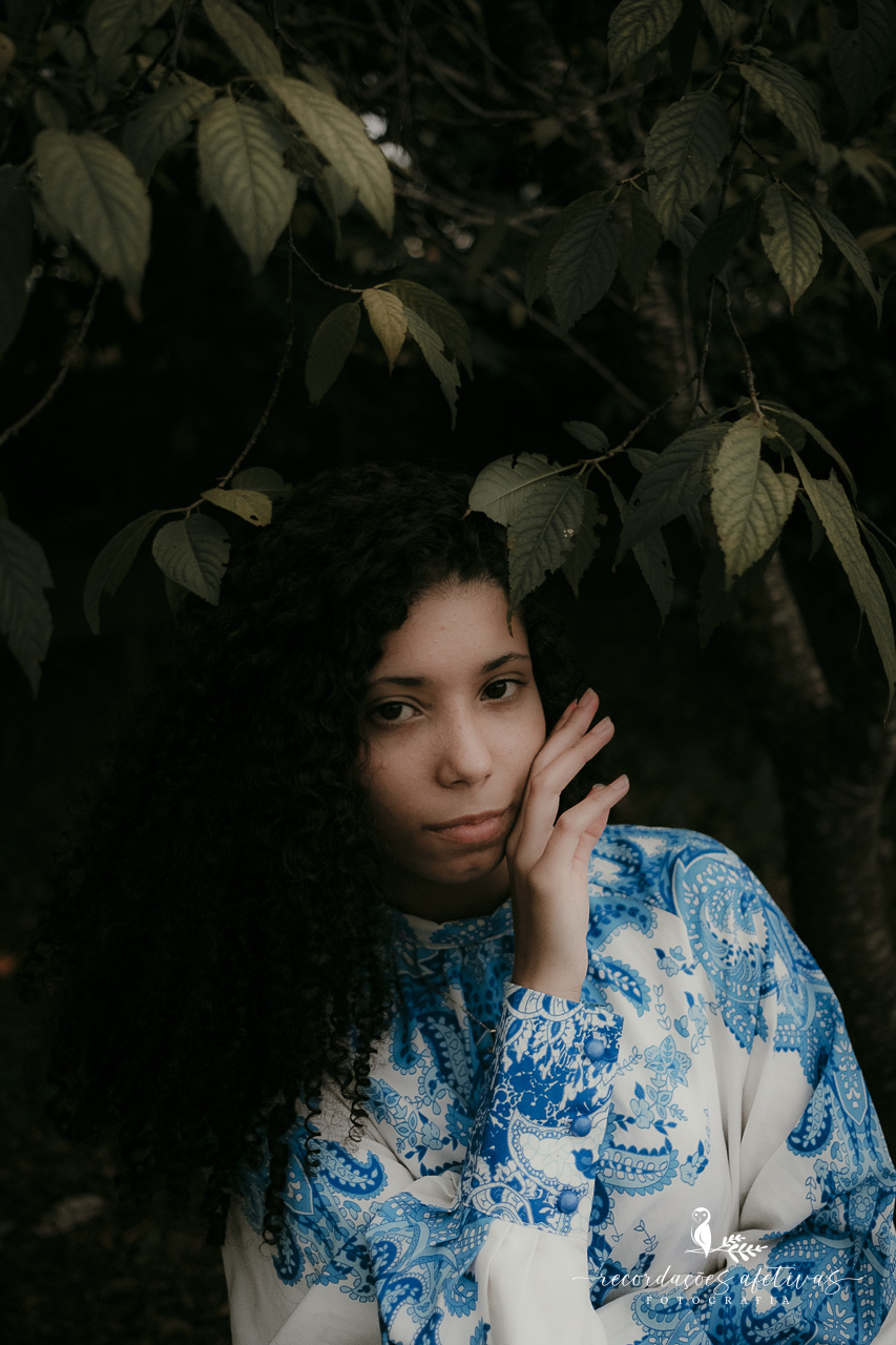 Fotografia feminina elegante em cenário natural.