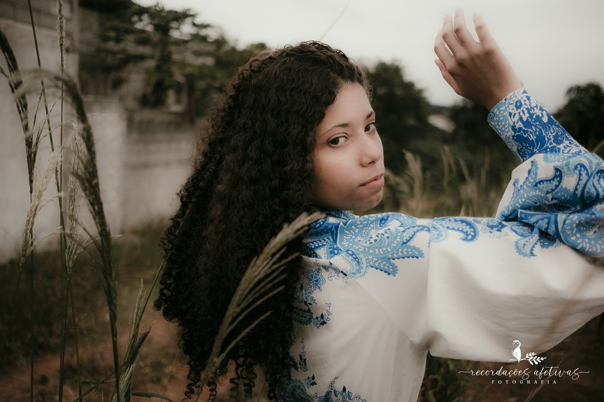 Fotografia feminina minimalista em meio à natureza.
