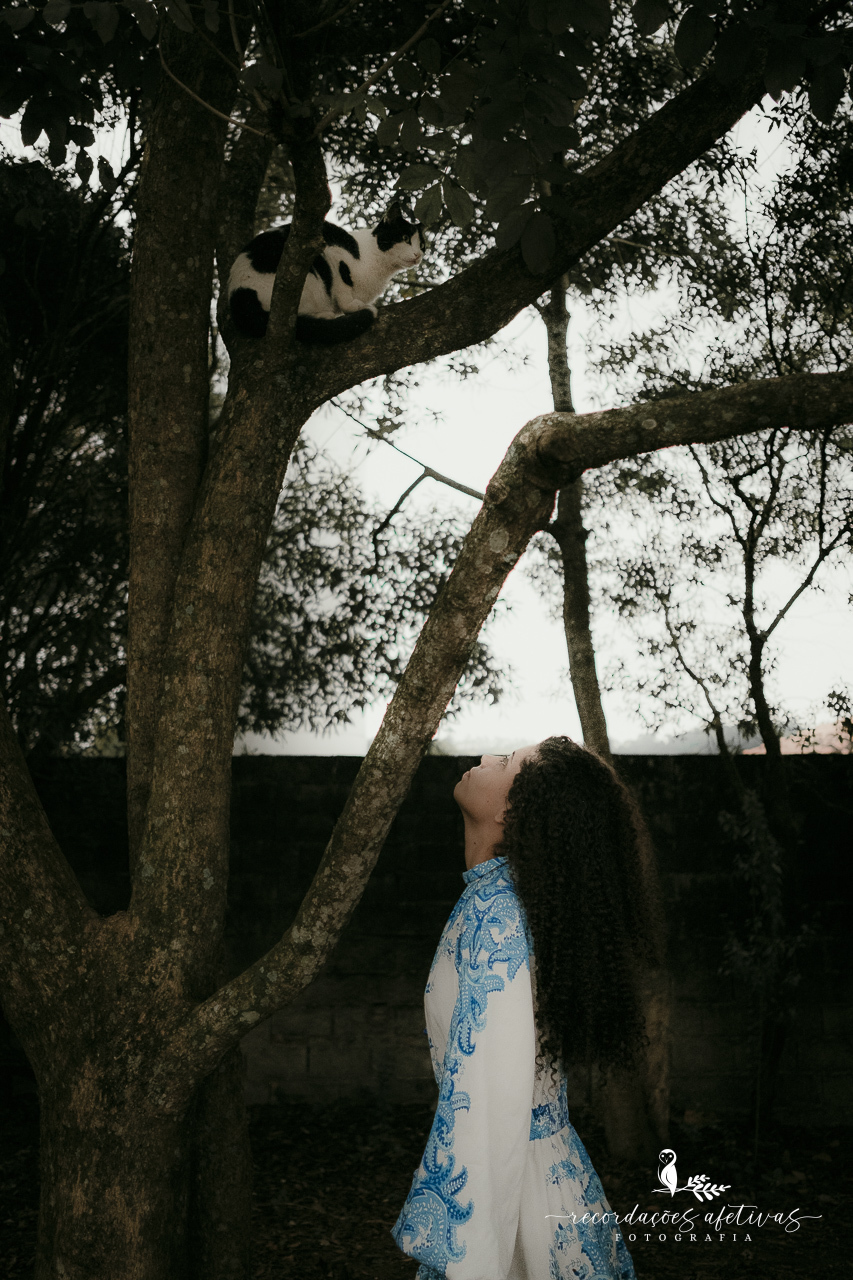 Momento leve e espontâneo durante o ensaio feminino na natureza.
