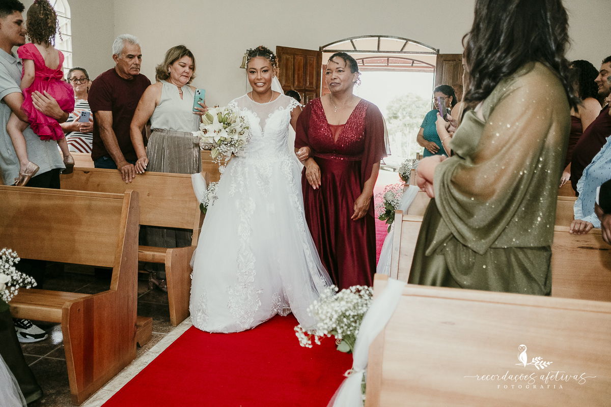 A entrada da noiva foi marcada por muita emoção e olhares cheios de amor.