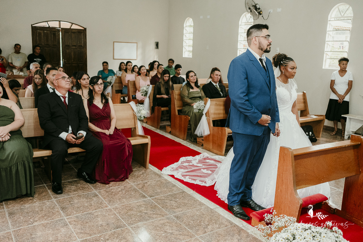 Camile e Douglas vivendo um momento inesquecível no altar da Igreja Santo Antonio, em Mairinque.