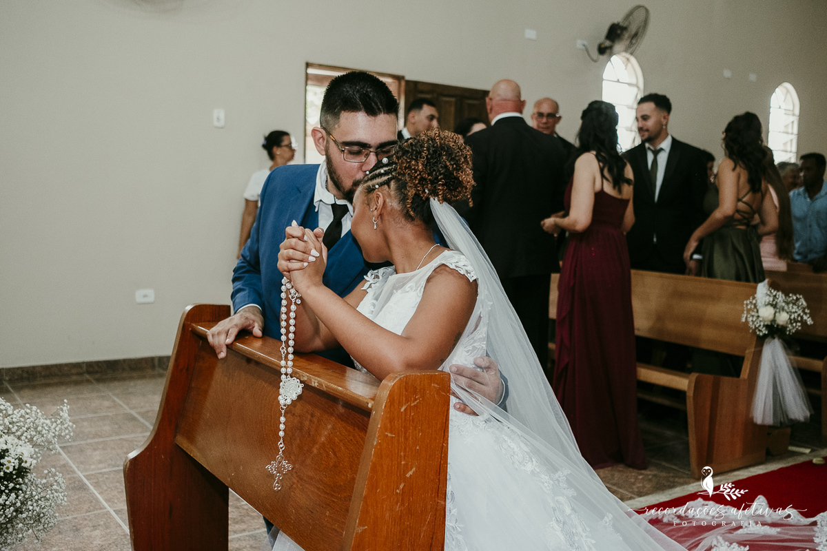 Um casamento cheio de fé, emoção e pessoas queridas celebrando juntas.