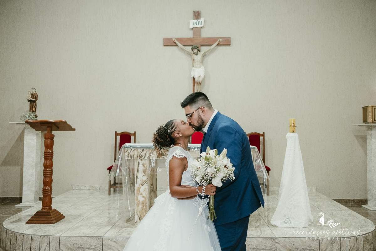 O beijo dos noivos celebrou um amor vivido de forma verdadeira e intensa.