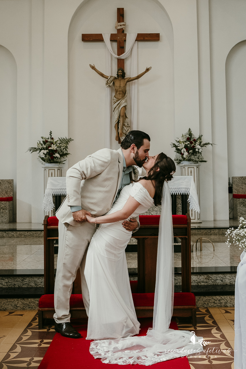 O casal celebrando ao final da cerimônia religiosa