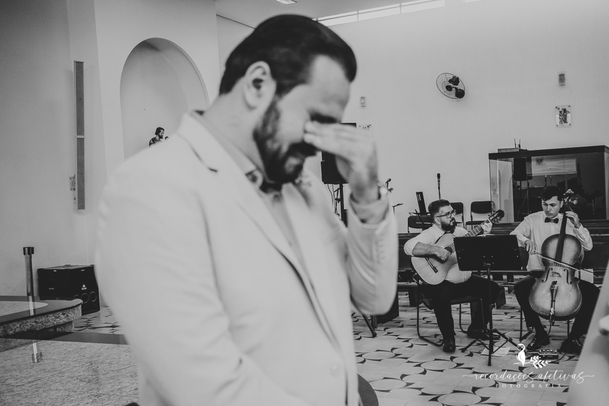 Albert emocionado ao ver sua noiva entrando na igreja