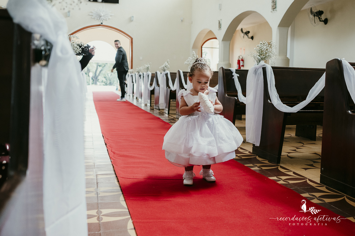 A pequena afilhada entrando com as alianças
